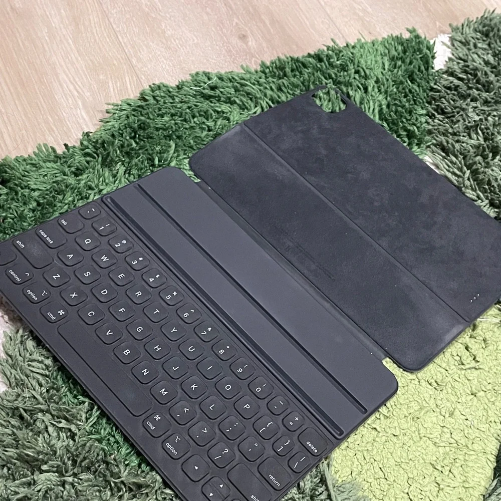 Apple iPad Sleek Black Cover iPad Air
